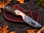 Copper Damascus blade with copper edge lining close-up on skinner knife