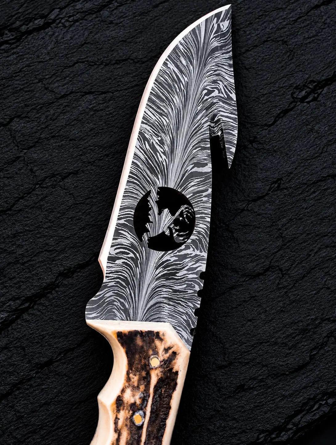 Stag horn handle with black micarta spacers and brass pins detail