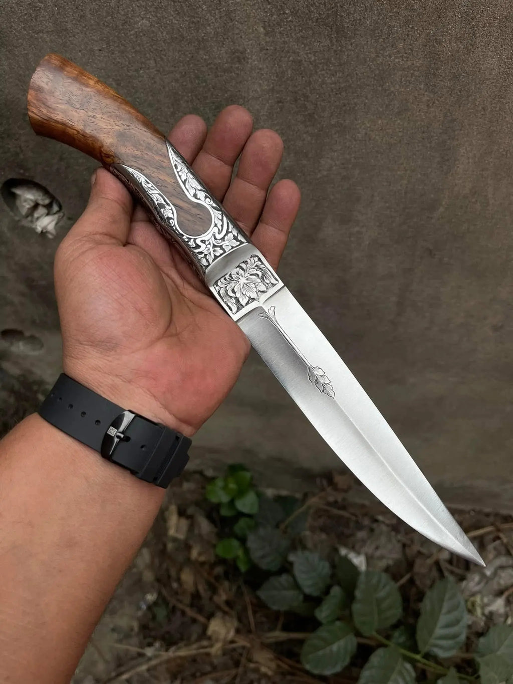 Carved silver bolster detail on hand engraved knife