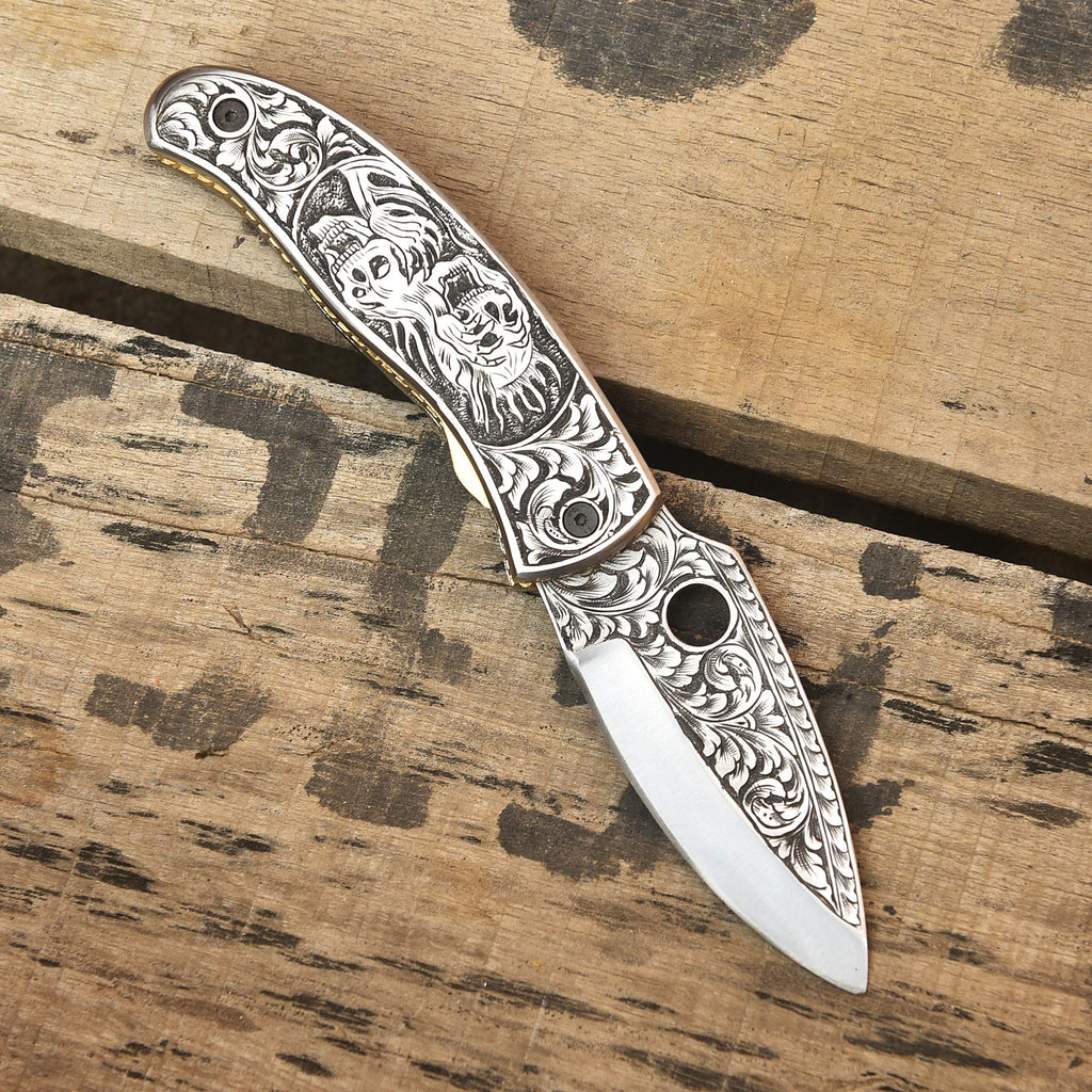 Skull engraved Damascus knife with leather sheath
