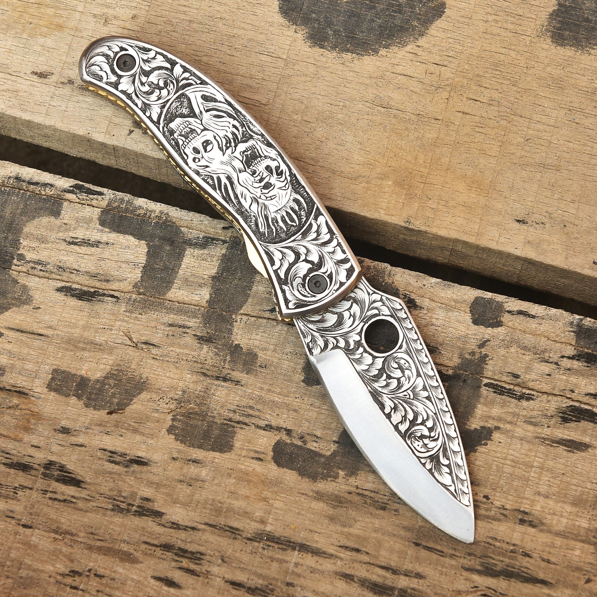 Skull engraved Damascus knife with leather sheath