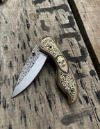 Skull folding knife closed view