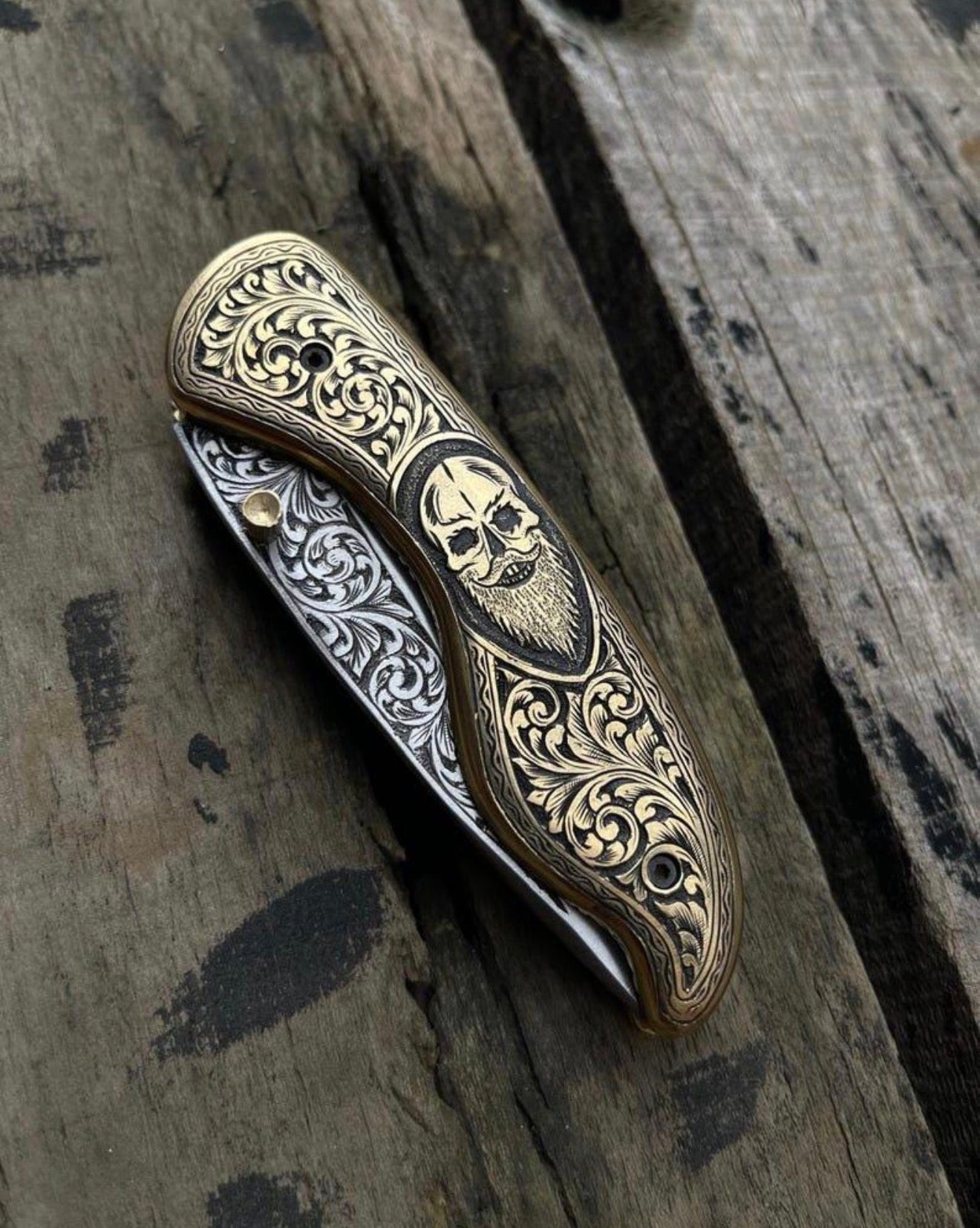Gothic skull handle knife side profile